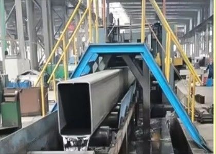 Sección tubular de acero con acabado superficial de barniz