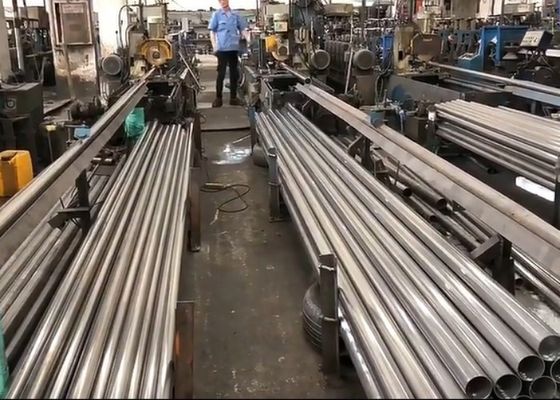 Fabricante de tubos de acero sin costura de acero inoxidable con técnica de laminado en caliente y rango de espesor de 0,3 mm-150 mm