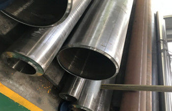 Tubo de acero de aleación resistente a altas temperaturas para aplicaciones de trabajo pesado