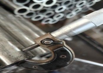 Tubo de acero sin costura de extrusión en caliente con servicio de corte